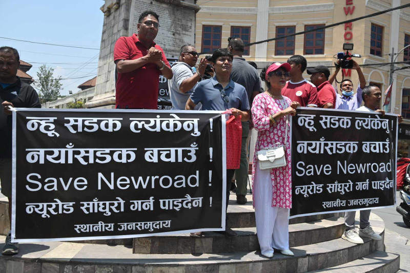 न्युरोडको सडक साँघुरो पार्न लागेको भन्दै स्थानीयले गरे प्रदर्शन (तस्वीरहरू)